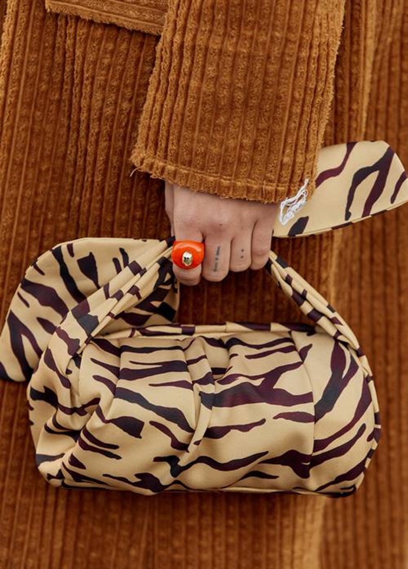 Έτσι θα φορέσεις τα tiger prints την άνοιξη - εικόνα 1