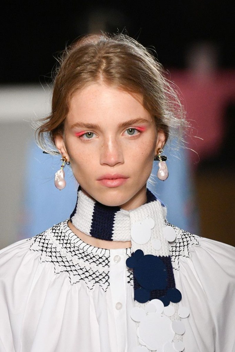 Το ελαφρύ μακιγιάζ που θα ανανεώσει τη διάθεσή σου αυτές τις μέρες - εικόνα 1