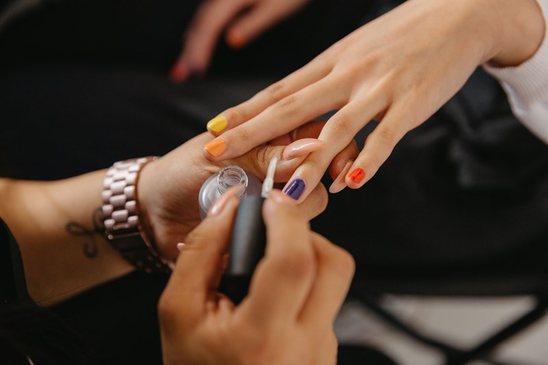 Εσύ θα τολμήσεις το πολύχρωμο μανικιούρ; Δες πώς θα το κάνεις μόνη σου - εικόνα 3