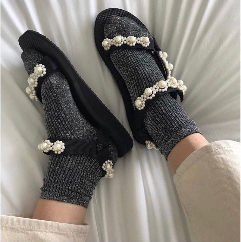 Εξάσκησε το μάτι σου σε αυτό το shoe trend γιατί σε λίγο θα είναι παντού! Εμάς έχει αρχίσει να μας αρέσει πάντως... - εικόνα 2