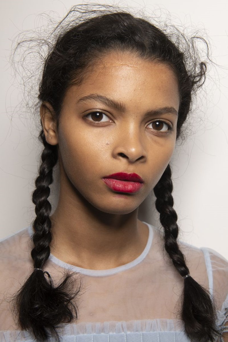 Ώρα για εξάσκηση! 12 χτενίσματα με πλεξούδες για να δημιουργήσεις τώρα που έχεις άπλετο χρόνο - εικόνα 7