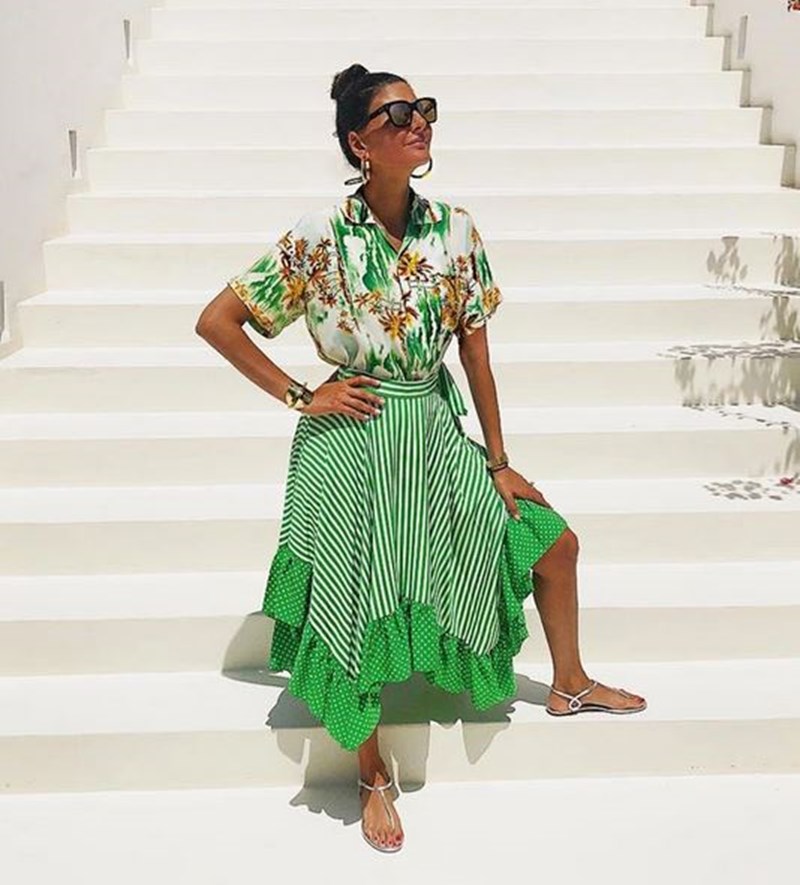 Φλατ παπούτσια + φούστες: Ο συνδυασμός που ανυπομονούμε να (ξανα)κάνουμε - εικόνα 1