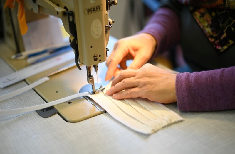 Οι μοδίστρες του Εθνικού Θεάτρου ράβουν μάσκες - εικόνα 1