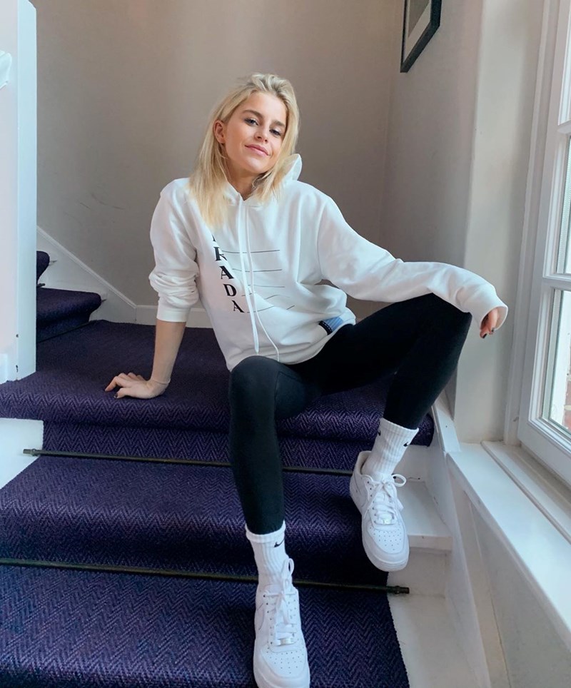 10 on-trend τρόποι να φορέσεις το φούτερ σου σαν influencer μετά την καραντίνα - εικόνα 3