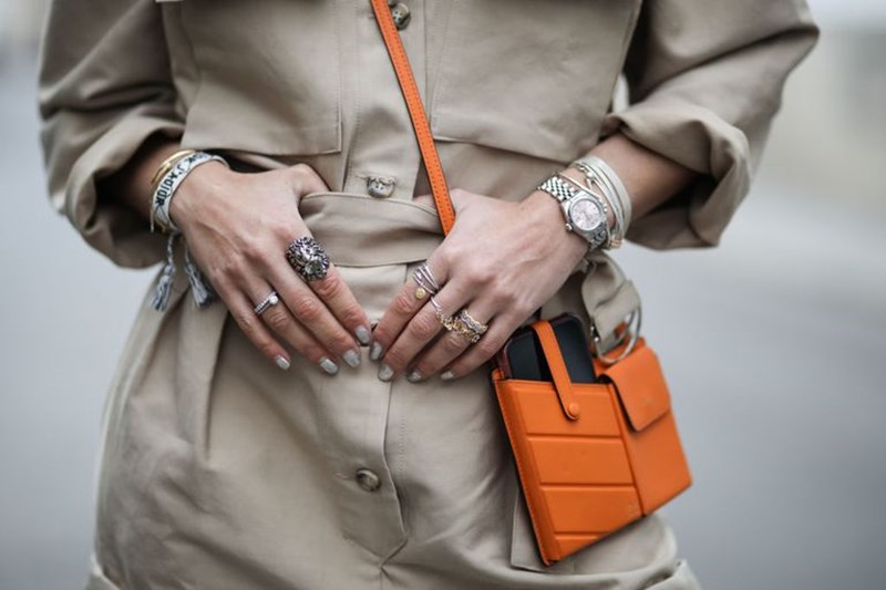 Το αξεσουάρ που αποχωριζόμαστε μόνο(!) στον ύπνο ακόμα και τις μέρες της καραντίνας - εικόνα 1