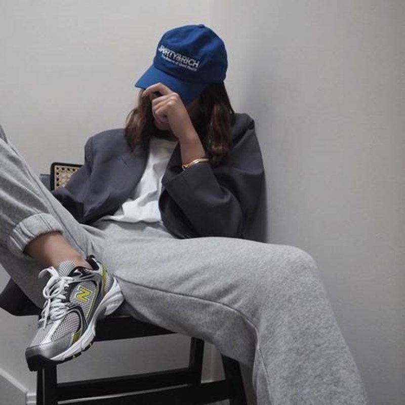 Τελικά με ποια παπούτσια ταιριάζουν οι φόρμες μας; (όχι μόνο με sneakers πάντως!) - εικόνα 2