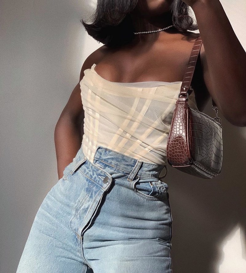 Όλες οι influencer φορούν κορσέδες. 20 look που θα σε πείσουν να ενδώσεις στο trend με τη vintage διάθεση - εικόνα 14