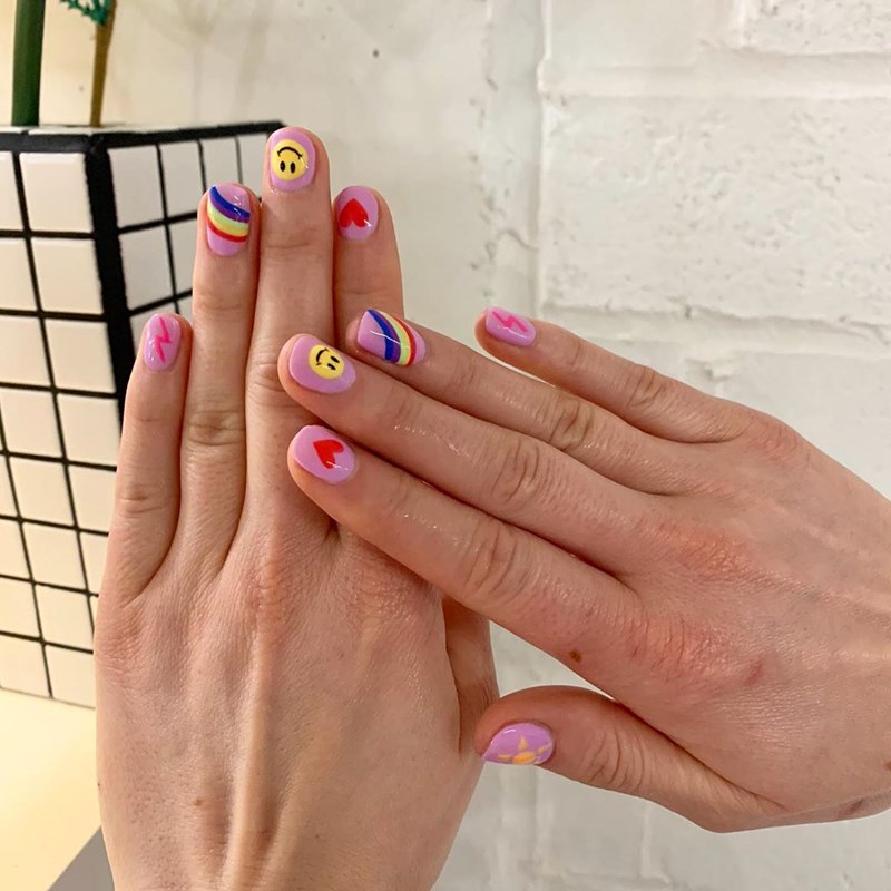 Rainbow Manicure: Η πιο χαρούμενη τάση της άνοιξης - εικόνα 2