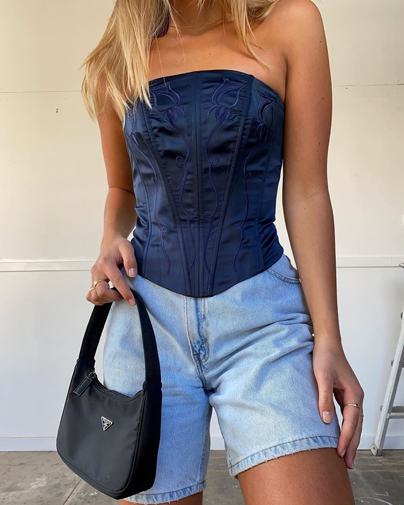 Όλες οι influencer φορούν κορσέδες. 20 look που θα σε πείσουν να ενδώσεις στο trend με τη vintage διάθεση - εικόνα 17