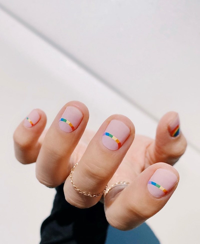 Rainbow Manicure: Η πιο χαρούμενη τάση της άνοιξης - εικόνα 1