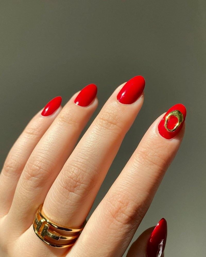 Βρήκαμε 7 stylish τρόπους να προσθέσεις το χρυσό στο πρώτο μανικιούρ μετά την καραντίνα - εικόνα 1