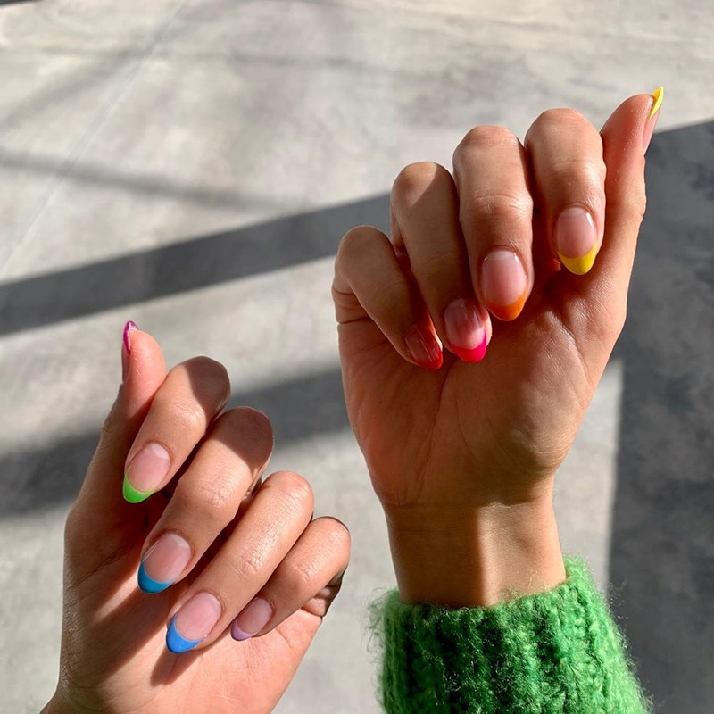 Υπάρχει chic τρόπος να βάλεις χρώμα στο μανικιούρ σου; Ναι και είναι το μεγαλύτερο trend του καλοκαιριού - εικόνα 1