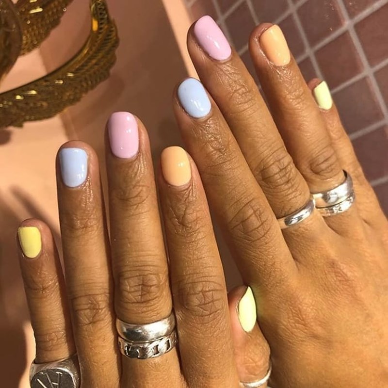 Υπάρχει chic τρόπος να βάλεις χρώμα στο μανικιούρ σου; Ναι και είναι το μεγαλύτερο trend του καλοκαιριού - εικόνα 4