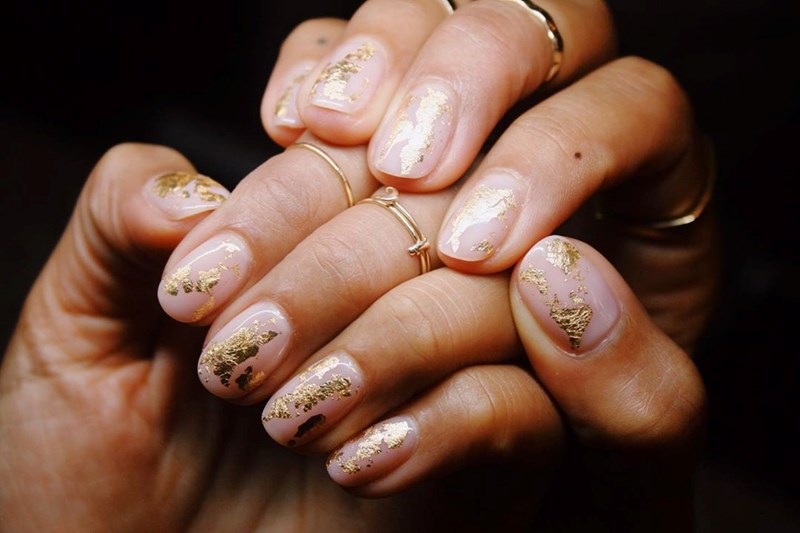 Βρήκαμε 7 stylish τρόπους να προσθέσεις το χρυσό στο πρώτο μανικιούρ μετά την καραντίνα - εικόνα 6