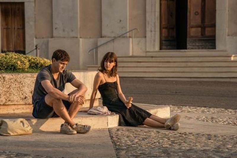 Normal People: Τι φορά η ηρωίδα της πιο σέξι σειράς των ημερών; - εικόνα 4