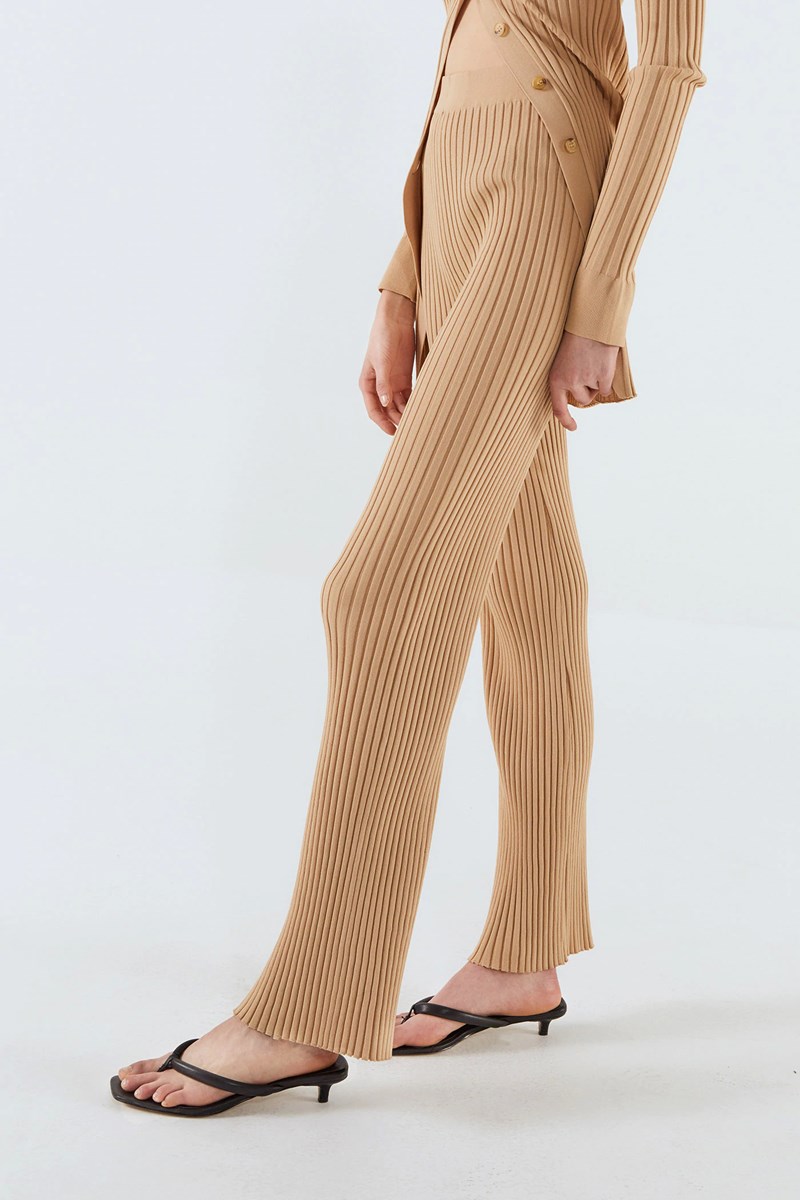 Από όλα τα παντελόνια που μπορεί να είναι στριμωγμένα μέσα στη ντουλάπα σου, αυτά είναι τα μόνα που χρειάζεσαι τώρα - εικόνα 15