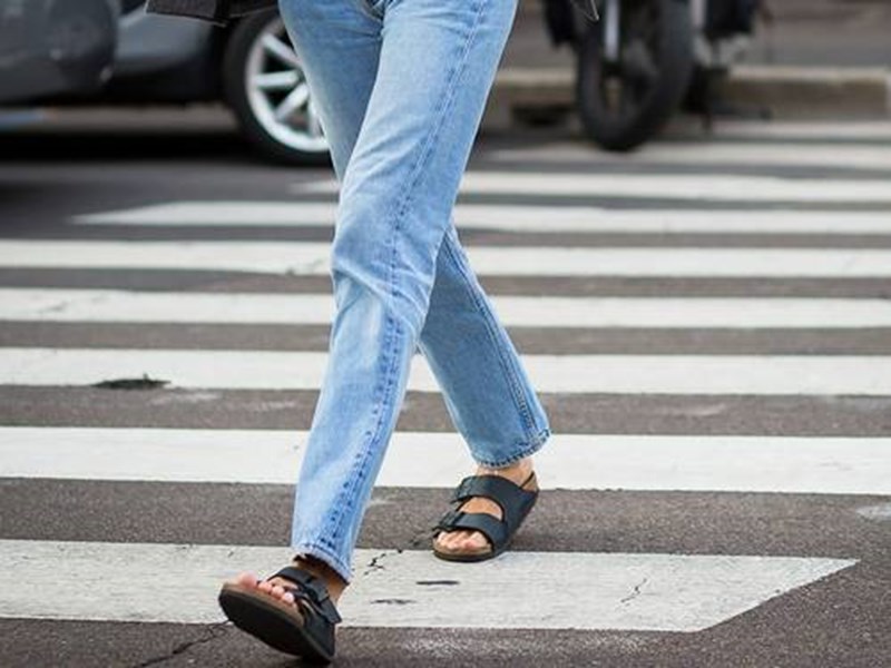 8 cool τρόποι να φορέσεις τα slides σου για στυλ στο μάξιμουμ - εικόνα 1