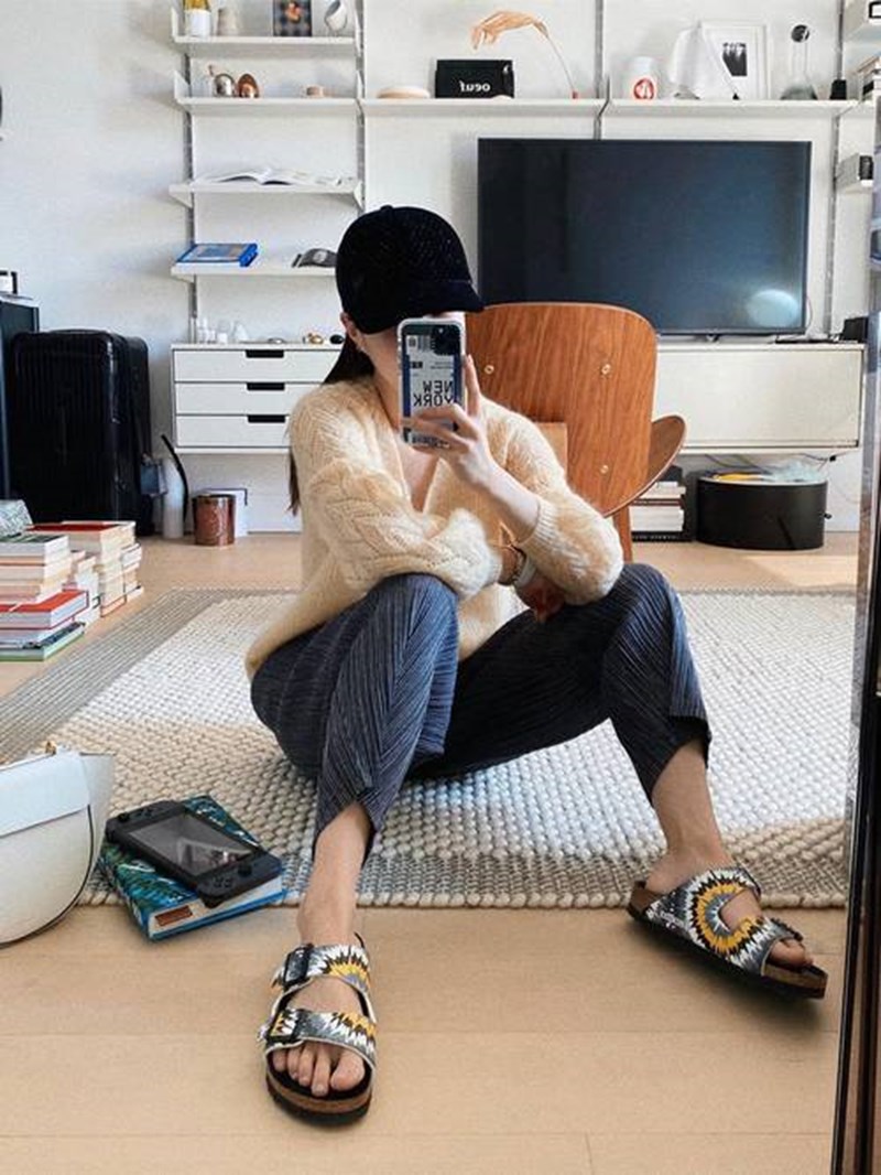 8 cool τρόποι να φορέσεις τα slides σου για στυλ στο μάξιμουμ - εικόνα 3