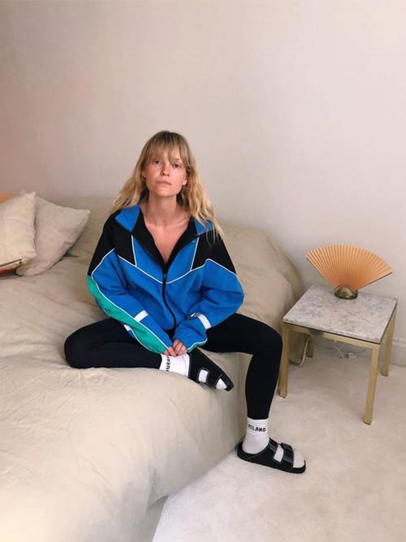 8 cool τρόποι να φορέσεις τα slides σου για στυλ στο μάξιμουμ - εικόνα 9