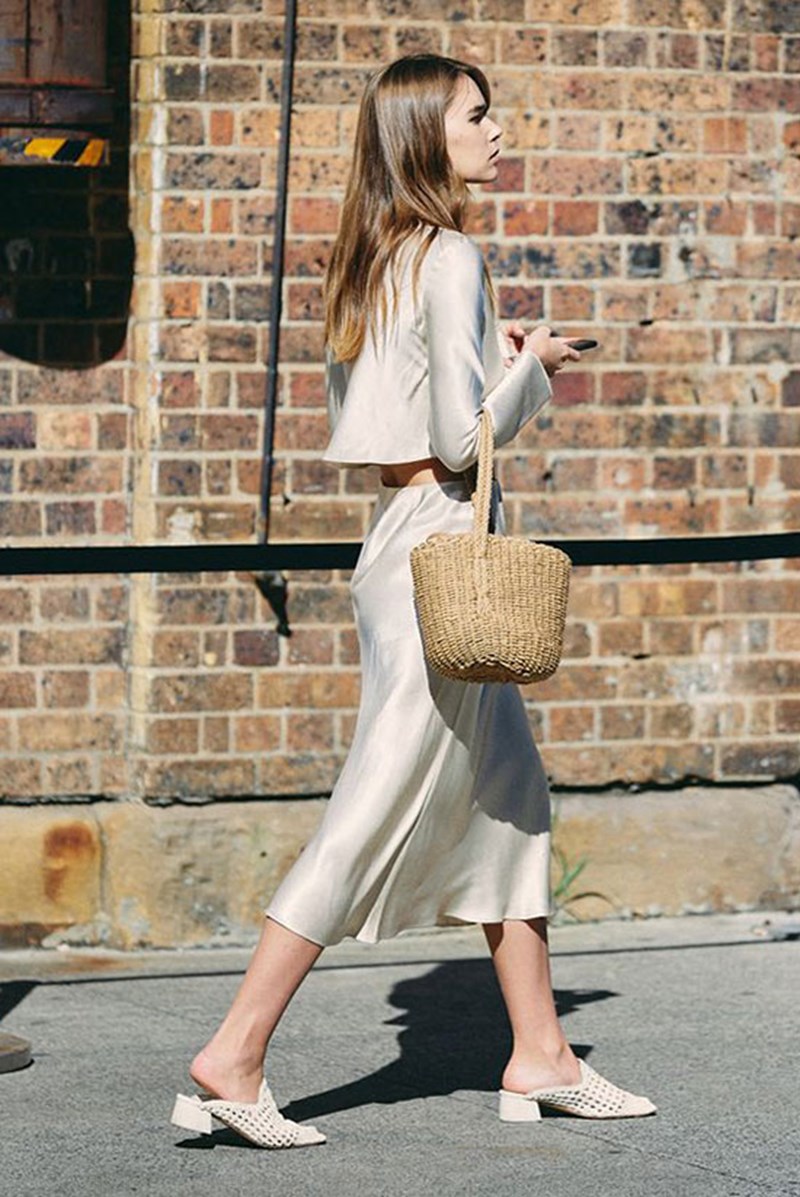 Με μια σατέν φούστα μπορείς να δημιουργήσεις άπειρα λουκ - εικόνα 1