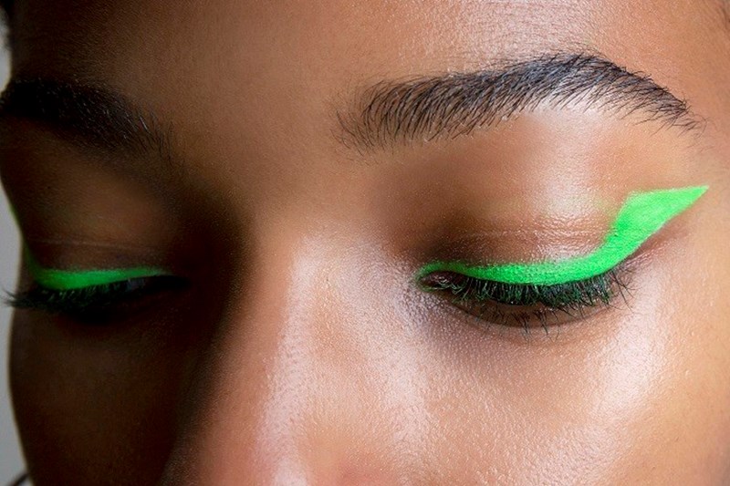 Χρωματιστό eyeliner: Έτσι θα κάνεις την ανατροπή στο μακιγιάζ σου - εικόνα 1