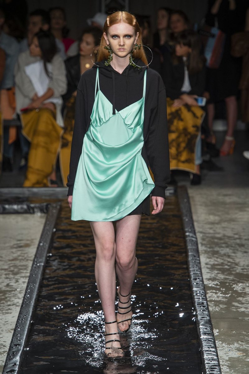 Lingerie Dress: Το κομμάτι-κλειδί που θα κάνει το στυλ σου super sexy (αλλά ποτέ προκλητικό!) - εικόνα 2