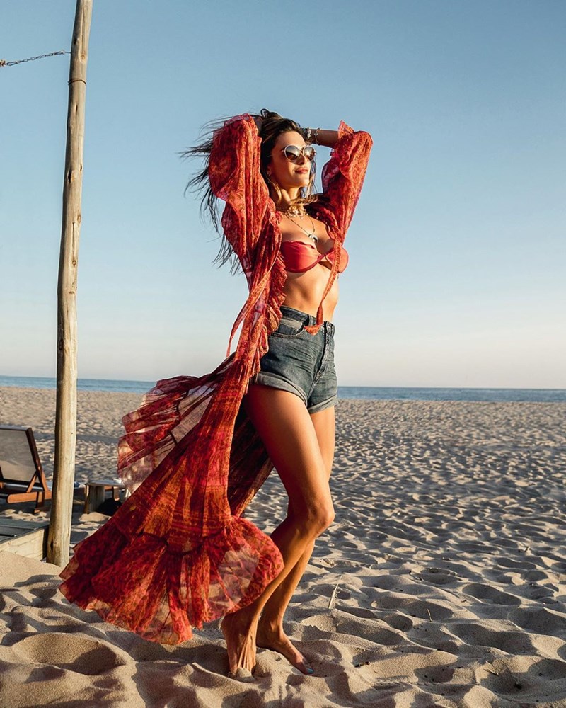 Πάρε ιδέες από τα beachwear look της Alessandra Ambrosio για να είσαι η σταρ της παραλίας - εικόνα 6