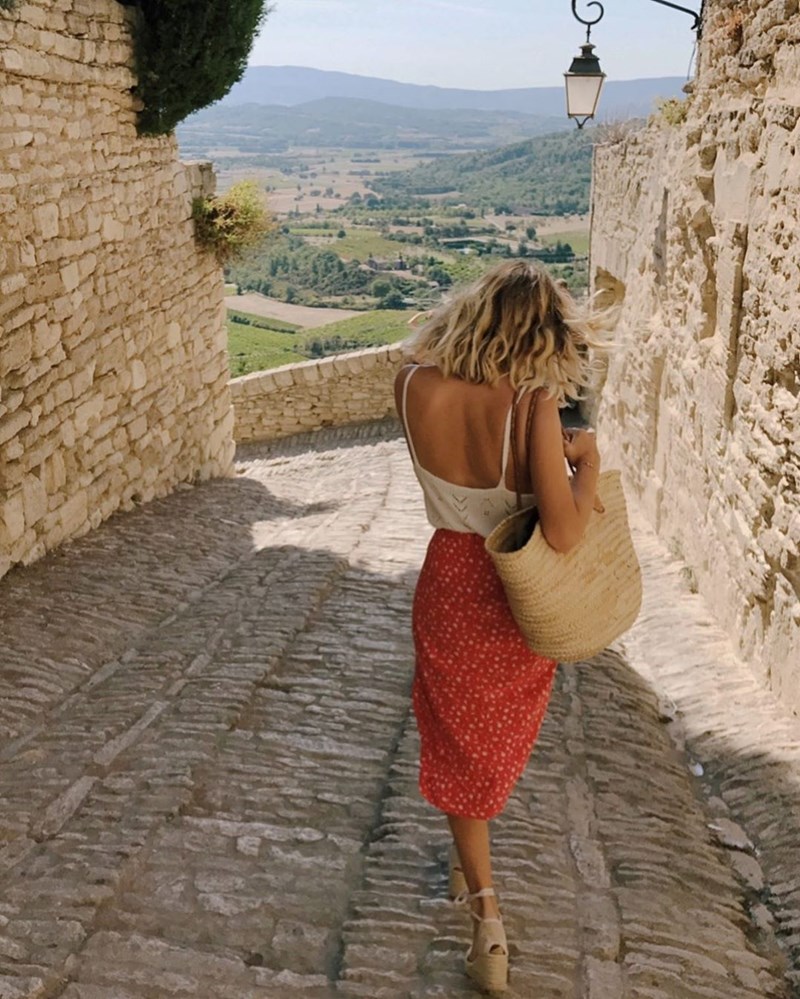 10 street style looks που πρέπει να δεις αν δεν έχεις ιδέα πώς να φορέσεις την midi φούστα σου - εικόνα 7