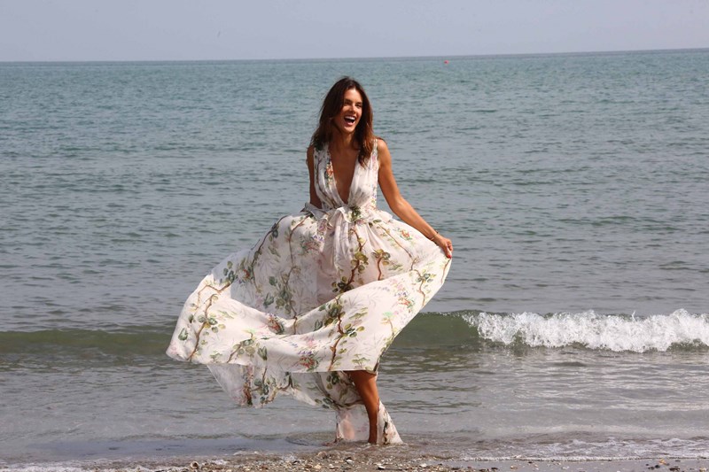 Πάρε ιδέες από τα beachwear look της Alessandra Ambrosio για να είσαι η σταρ της παραλίας - εικόνα 1