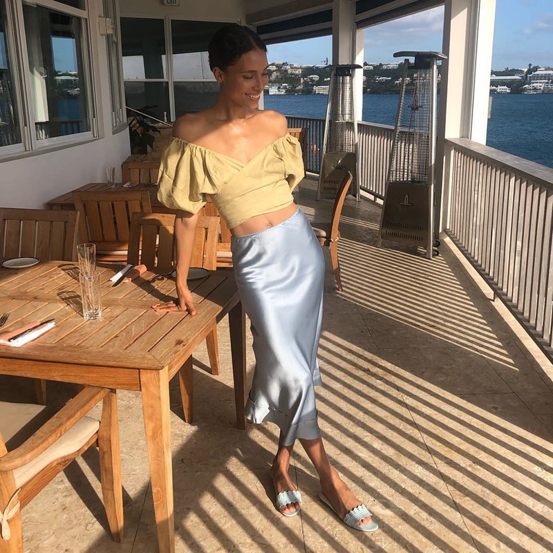 10 street style looks που πρέπει να δεις αν δεν έχεις ιδέα πώς να φορέσεις την midi φούστα σου - εικόνα 2