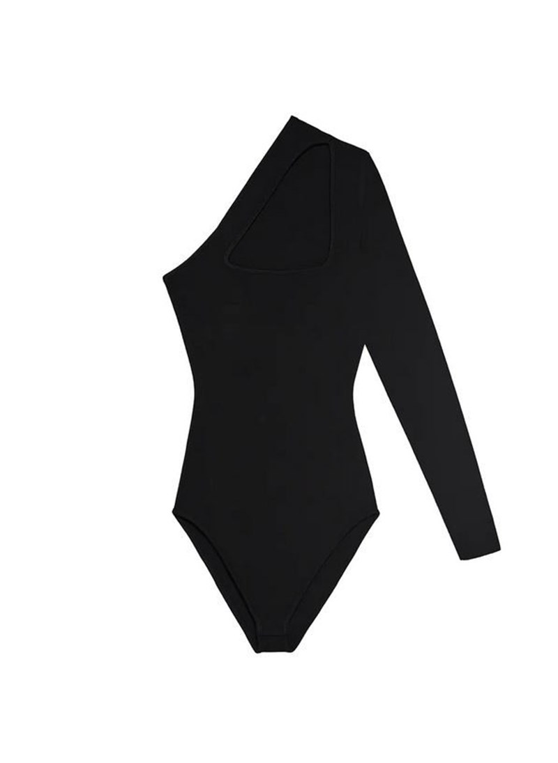 Get the look: Η Kendall Jenner φόρεσε το τέλειο τοπ με έναν ώμο και εμείς σου βρήκαμε 6 σχέδια με έκπτωση - εικόνα 2