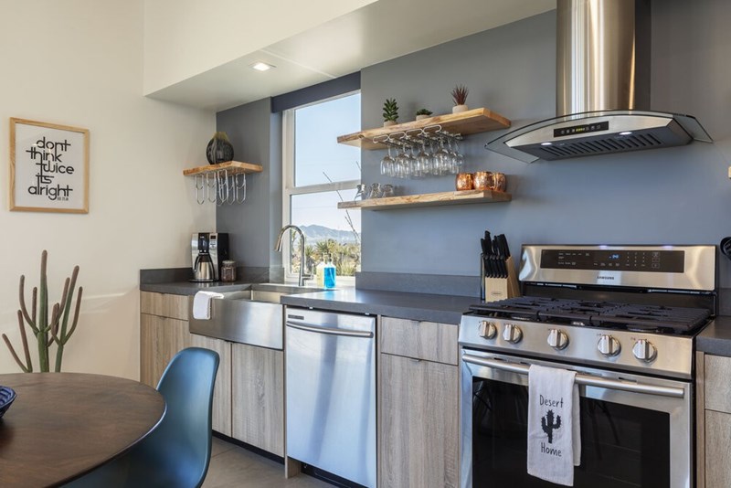 Μια μοντέρνα κατοικία γεμάτη μουσική στην ερημιά της στέπας - εικόνα 13