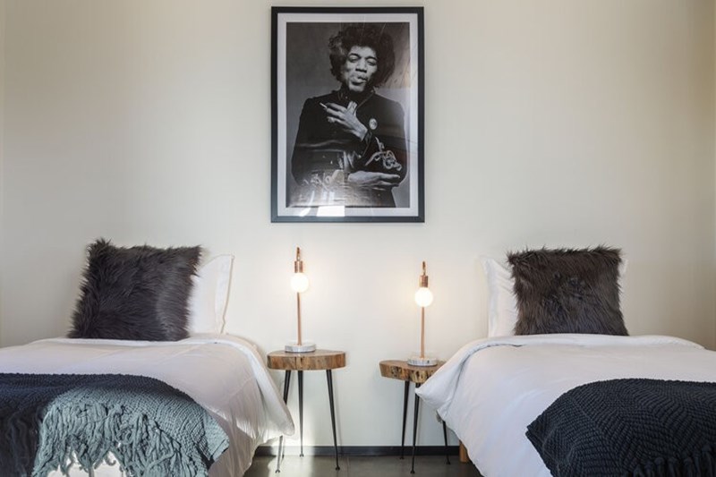 Μια μοντέρνα κατοικία γεμάτη μουσική στην ερημιά της στέπας - εικόνα 15