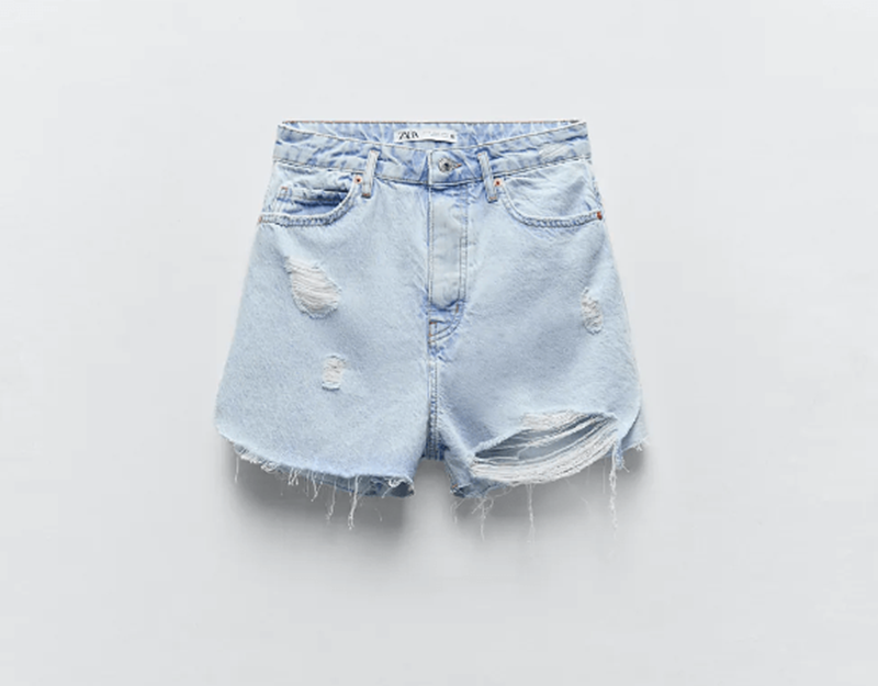 Αυτή η influencer θα σε πείσει να αγοράσεις σήμερα τζην σορτς (22 συνδυασμοί + Get the look) - εικόνα 23