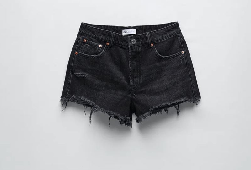 Αυτή η influencer θα σε πείσει να αγοράσεις σήμερα τζην σορτς (22 συνδυασμοί + Get the look) - εικόνα 27