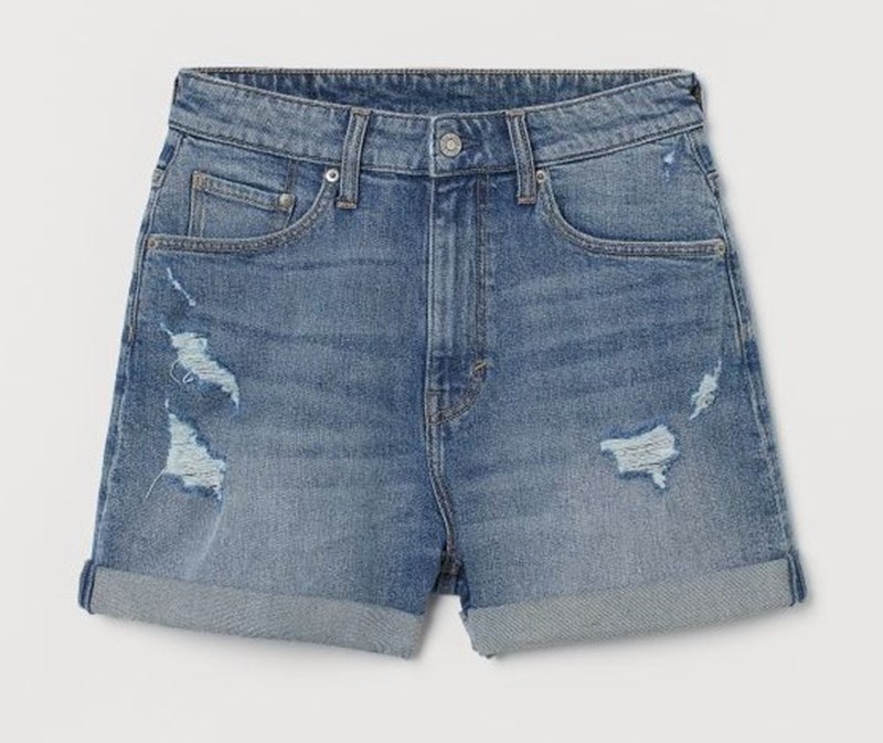 Αυτή η influencer θα σε πείσει να αγοράσεις σήμερα τζην σορτς (22 συνδυασμοί + Get the look) - εικόνα 24