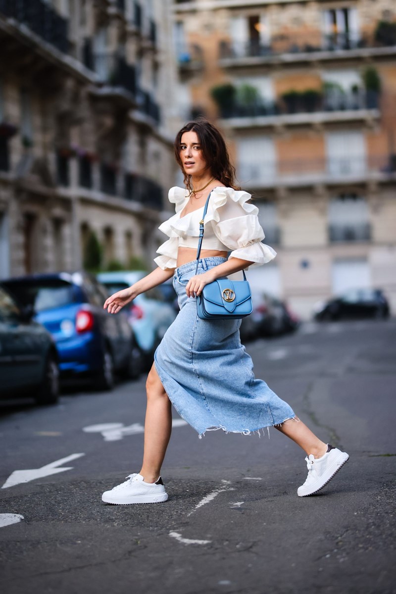 Έχεις μια τζην φούστα στην ντουλάπα σου; Σίγουρα! 8 τρόποι να την συνδυάσεις - εικόνα 5