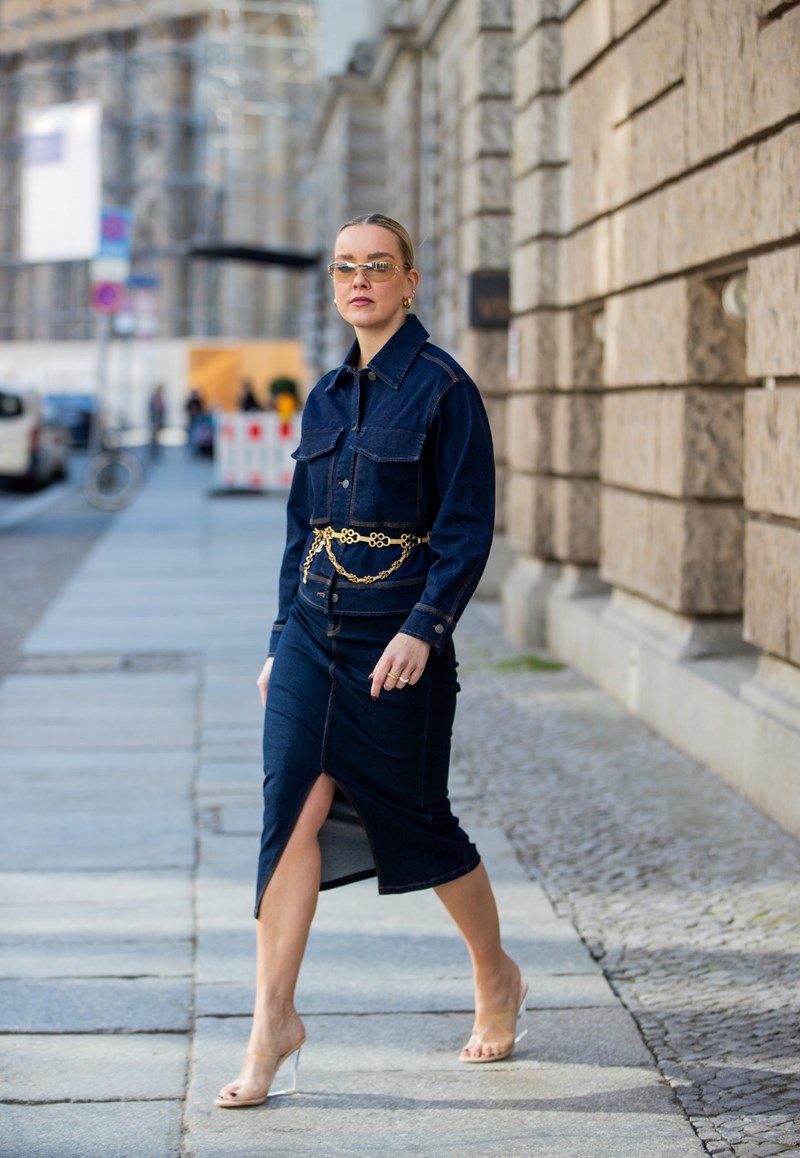 Έχεις μια τζην φούστα στην ντουλάπα σου; Σίγουρα! 8 τρόποι να την συνδυάσεις - εικόνα 1