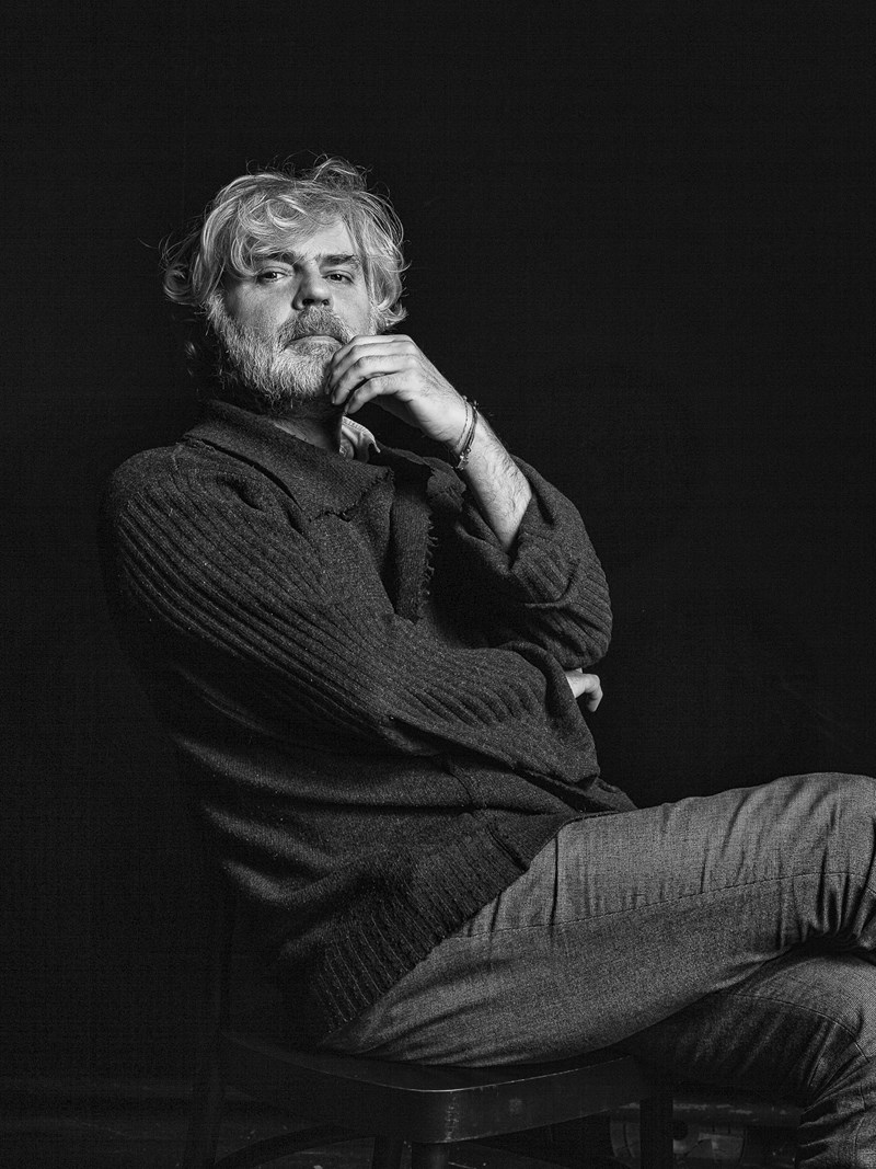 «Η θεραπεία μας είναι οι άλλοι»: Ο Νίκος Καραθάνος μιλά στο ELLE - εικόνα 1