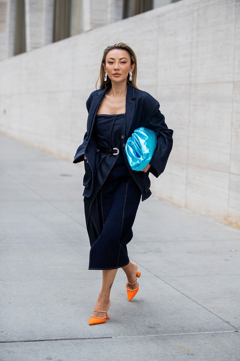 Έχεις μια τζην φούστα στην ντουλάπα σου; Σίγουρα! 8 τρόποι να την συνδυάσεις - εικόνα 4