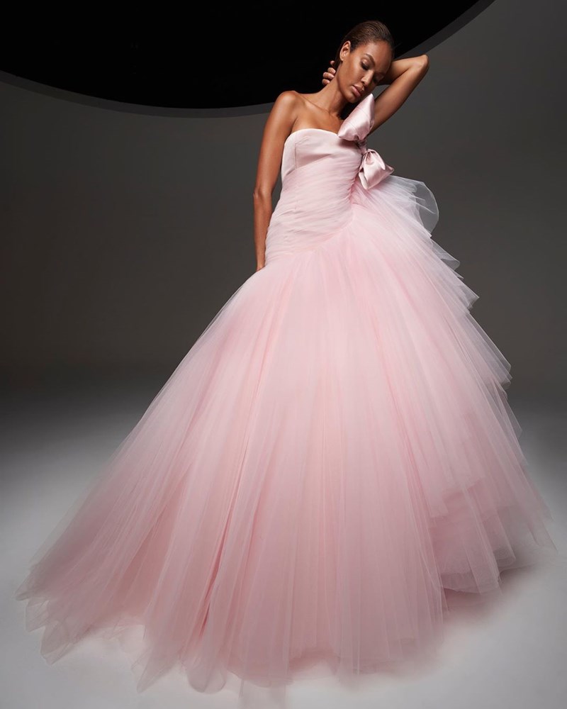 H Haute Couture collection του οίκου Giambattista Valli μοιάζει βγαλμένη από όνειρο - εικόνα 2