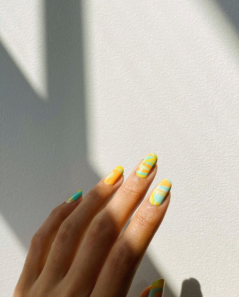 Ξεκινάμε τη νέα εβδομάδα με pop χρώματα στα νύχια και διάθεση στα ύψη - εικόνα 3