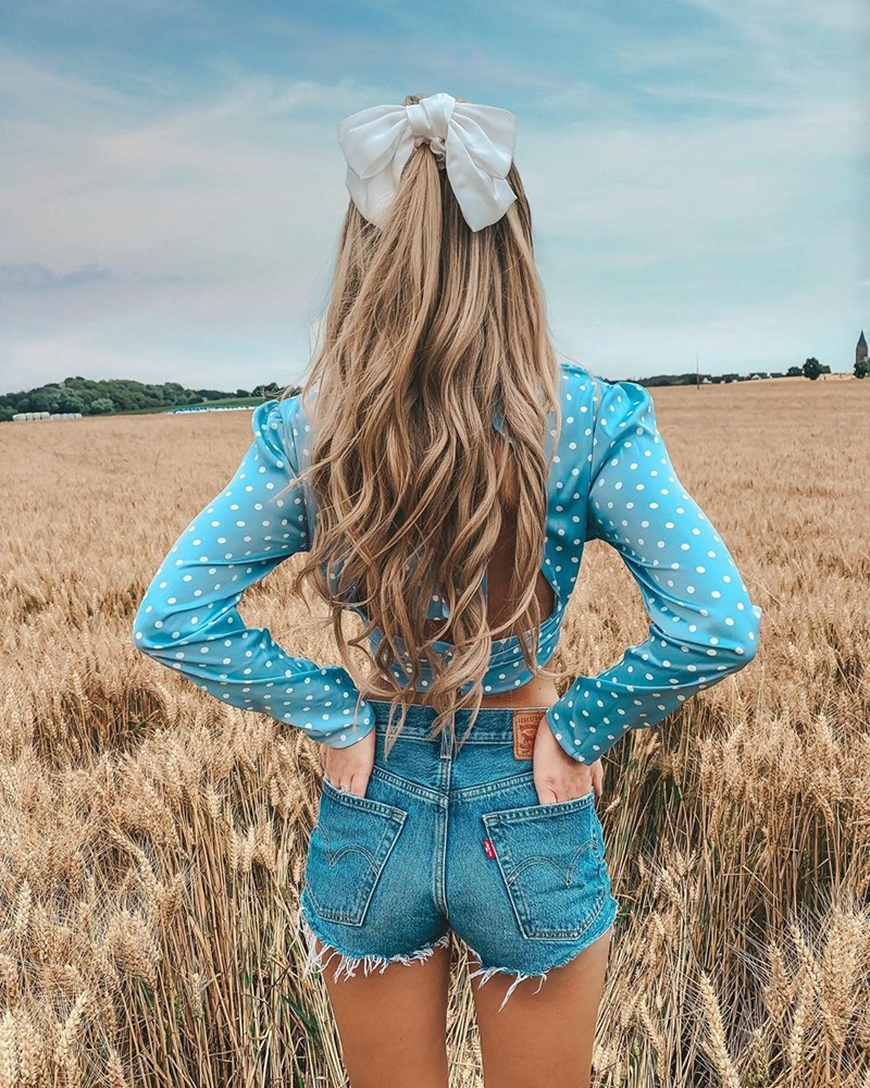 Αυτή η influencer θα σε πείσει να αγοράσεις σήμερα τζην σορτς (22 συνδυασμοί + Get the look) - εικόνα 21