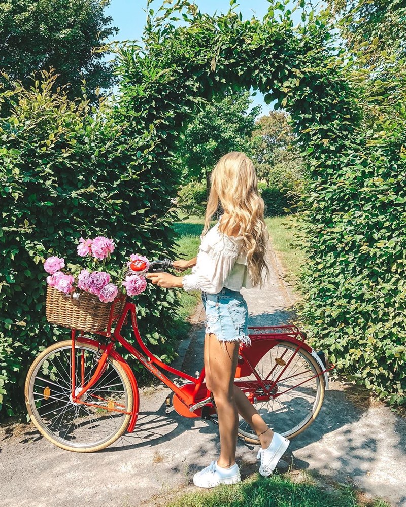 Αυτή η influencer θα σε πείσει να αγοράσεις σήμερα τζην σορτς (22 συνδυασμοί + Get the look) - εικόνα 3