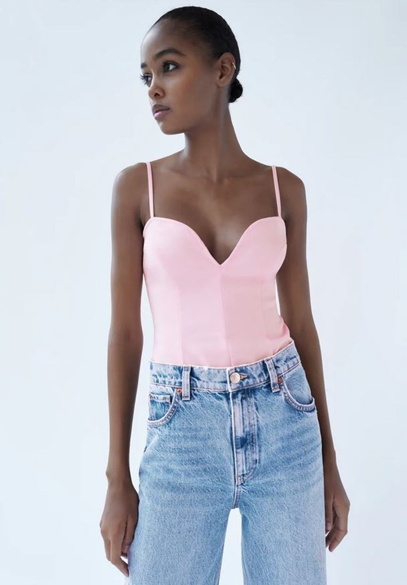 Τοπ με κόψιμο σε σχήμα καρδιάς, Zara.