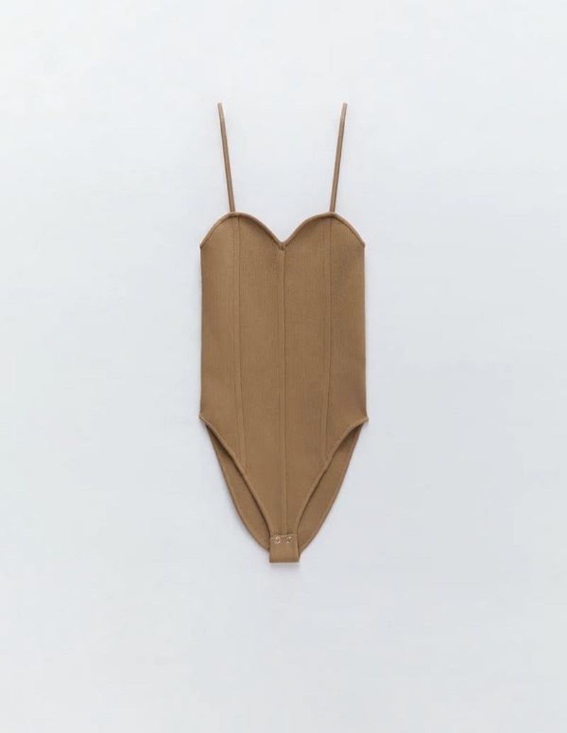 Τοπ με κόψιμο σε σχήμα καρδιάς, Zara.