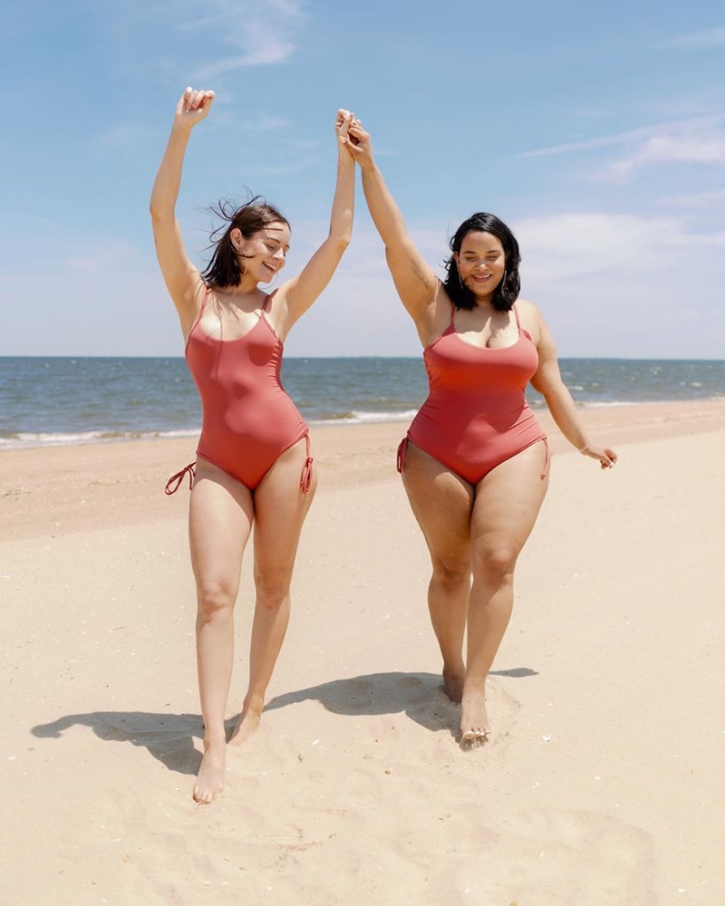 Δύο γυναίκες με διαφορετικό σωματότυπο μπορούν να φορούν τα ίδια ρούχα - εικόνα 2