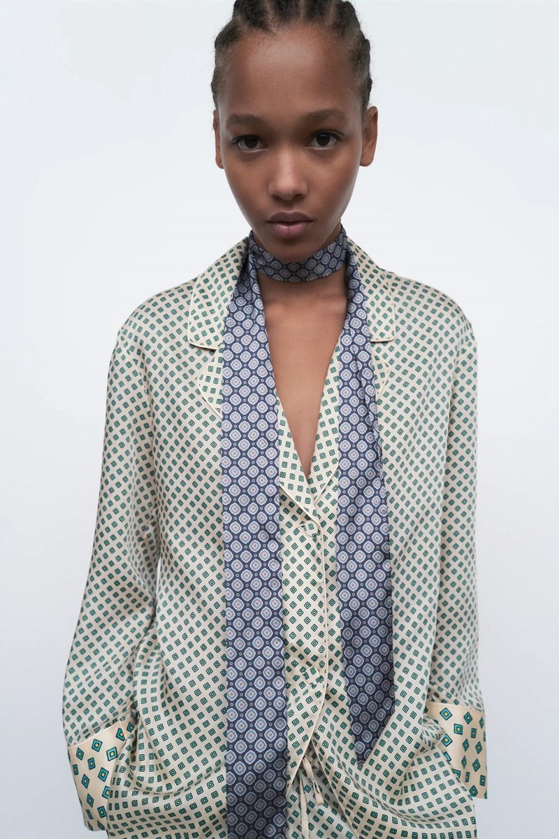 Trend Alert: Το κομμάτι που θα απογειώσει το φθινοπωρινό street style - εικόνα 1