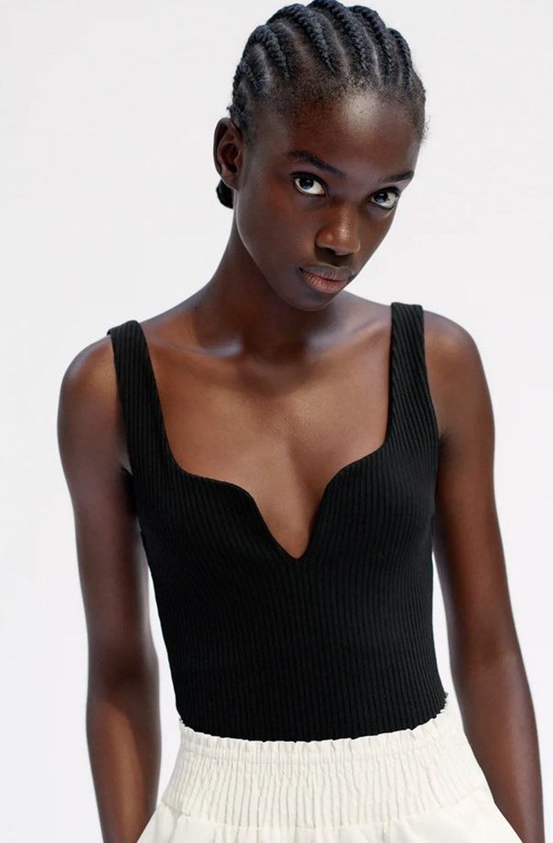 Τοπ με κόψιμο σε σχήμα καρδιάς, Zara.