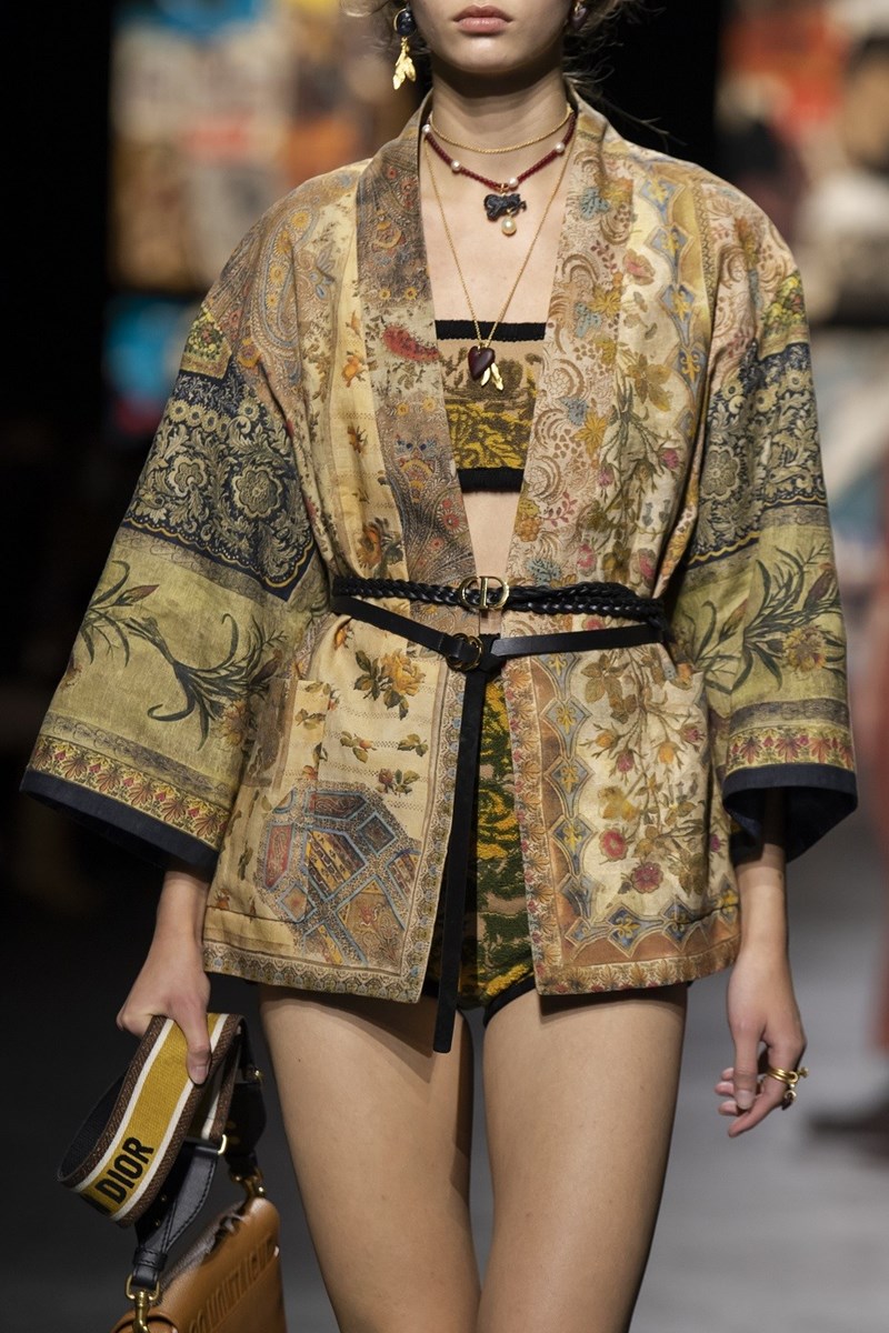 Διπλή ζώνη: To trend που ξεχωρίσαμε στο show του οίκου Dior και θα υιοθετήσουμε άμεσα - εικόνα 1